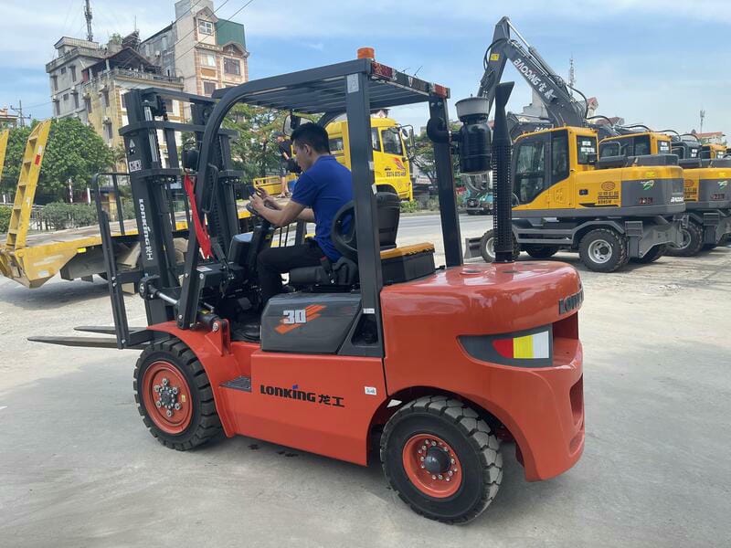 Xe nâng dầu 3 tấn làm việc trong kho