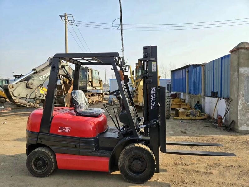 Xe nâng dầu 3 tấn và xe nâng điện