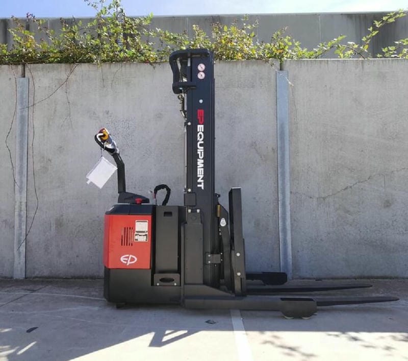 Reach Truck 2 tấn là xe nâng điện chuyên chạy trong kho hẹp, nâng hàng lên