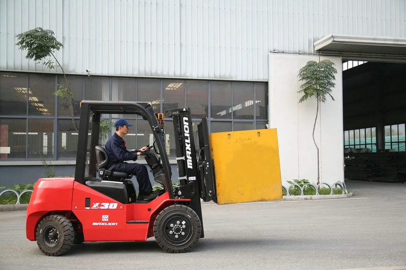 Xe nâng 3 tấn hoạt động trên nền bê tông