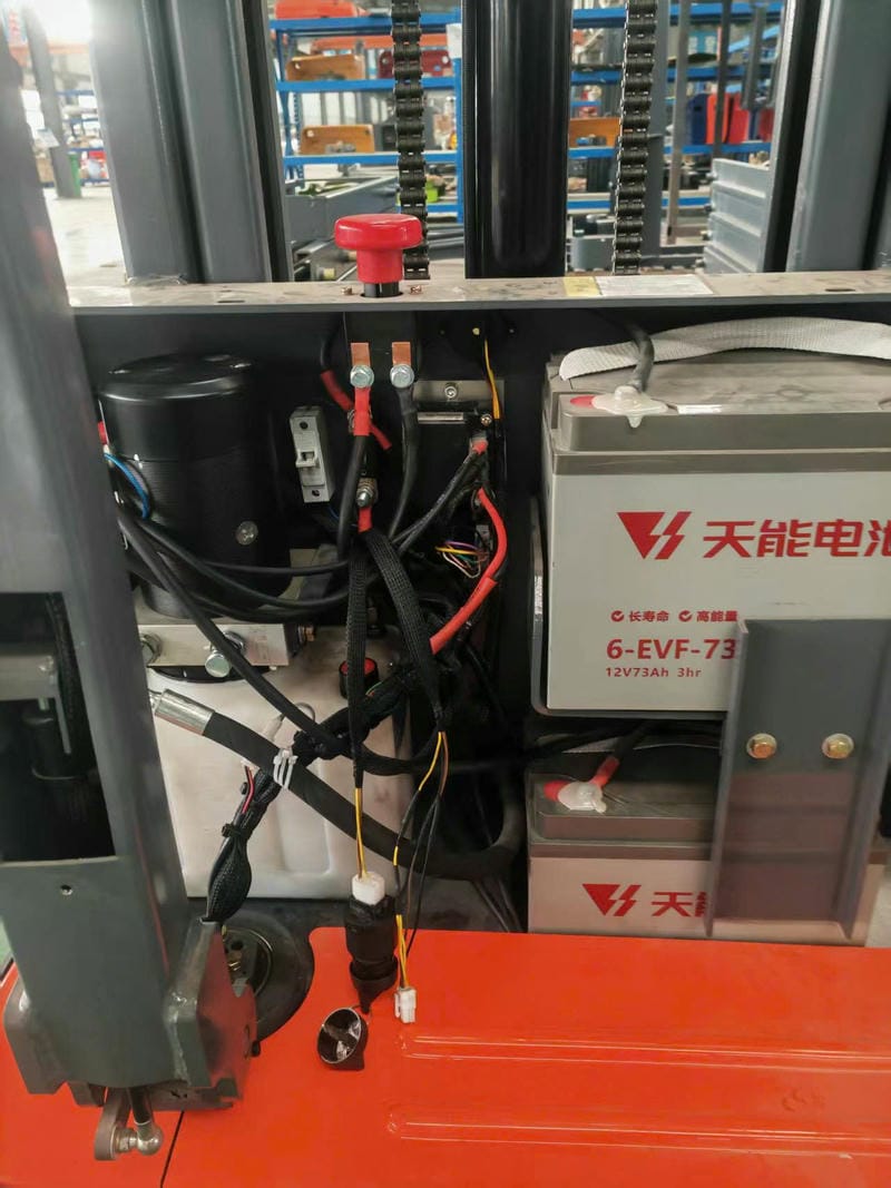 Nhóm xe nâng điện đứng lái tải trọng 1.8 tấn thường dùng trong kho logistics có