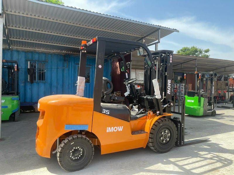 Xe mới thường dùng động cơ Xinchai, Quanchai hoặc Mitsubishi tùy cấu hình, công suất ổn