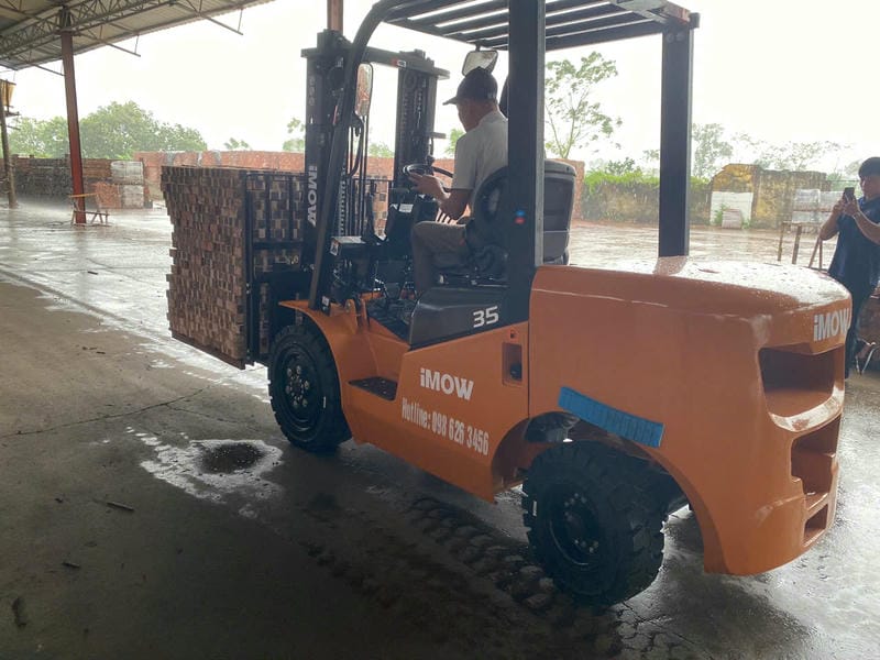 Xe nâng dầu 3.5 tấn duy trì lực kéo tốt khi di chuyển trên sân bãi