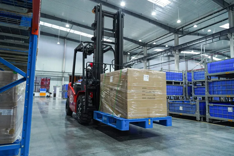 Trong bài toán tải 10 tấn, xe điện phù hợp hơn khi làm việc trong nhà