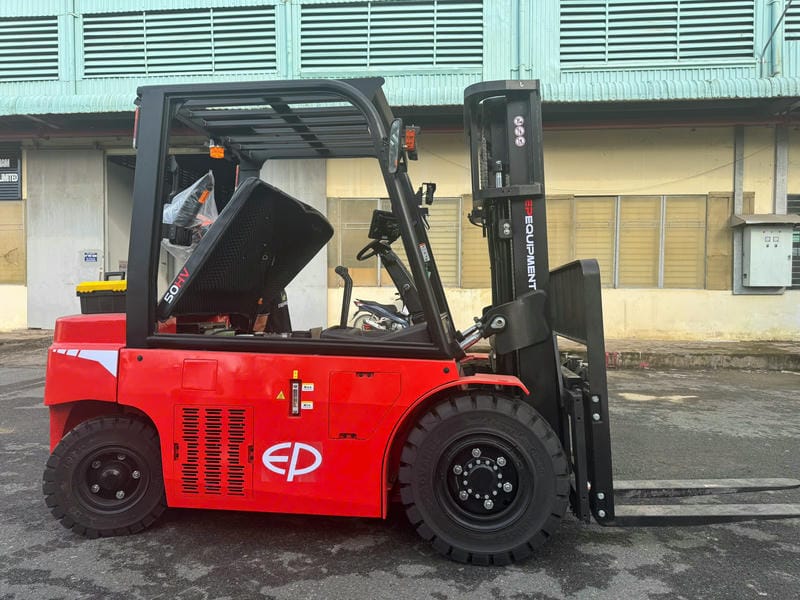 Pin lithium phù hợp hơn khi cần sạc nhanh, chạy nhiều ca và giảm bảo trì