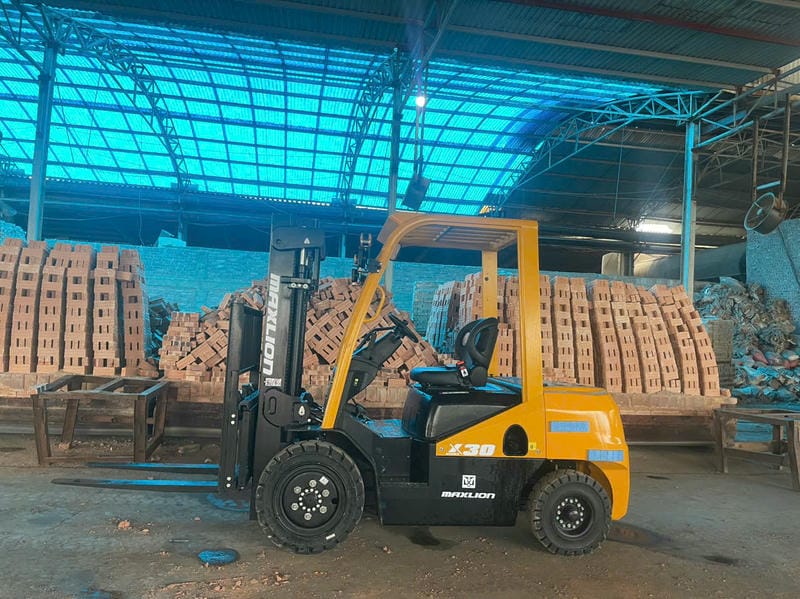 , khi ưu tiên lực kéo, thời gian làm việc dài và mặt nền không bằng