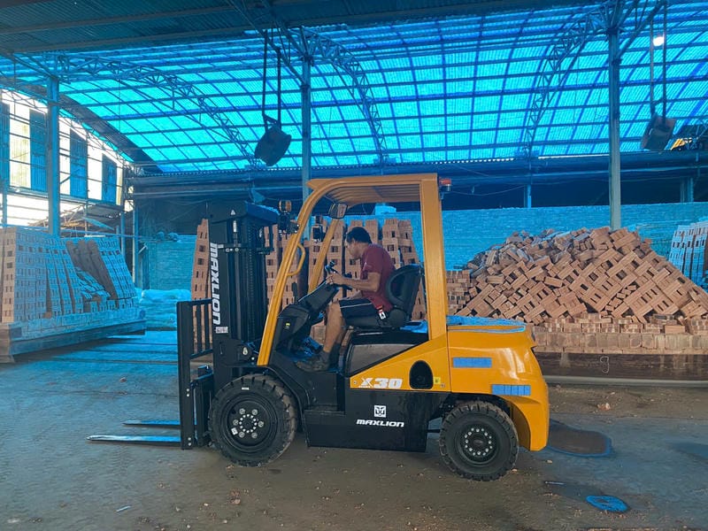 Xe nâng dầu 3 tấn nâng cao tối đa