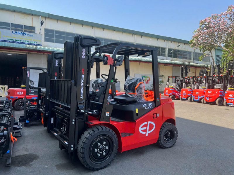 Phải mọi trường hợp. Xe điện phù hợp nhà xưởng kín và nền phẳng, còn xe