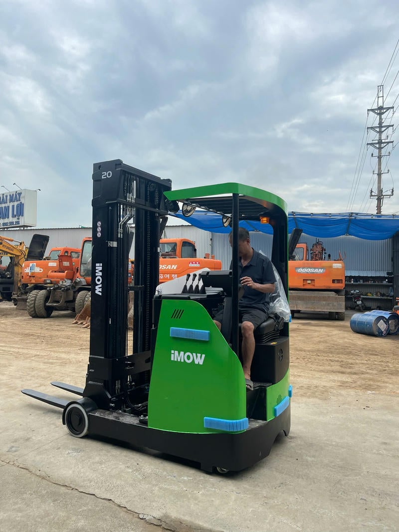 Nhất thiết. Reach Truck thường làm việc tốt trong lối đi hẹp khoảng 2.8-3.2m, nhờ cơ