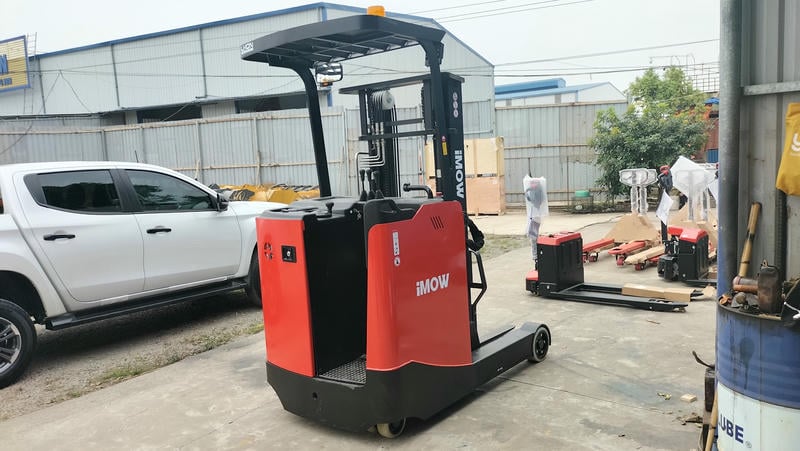 Stacker thường có thân xe gọn, bán kính quay nhỏ và chiều cao nâng 1.6m–5.5m, phù