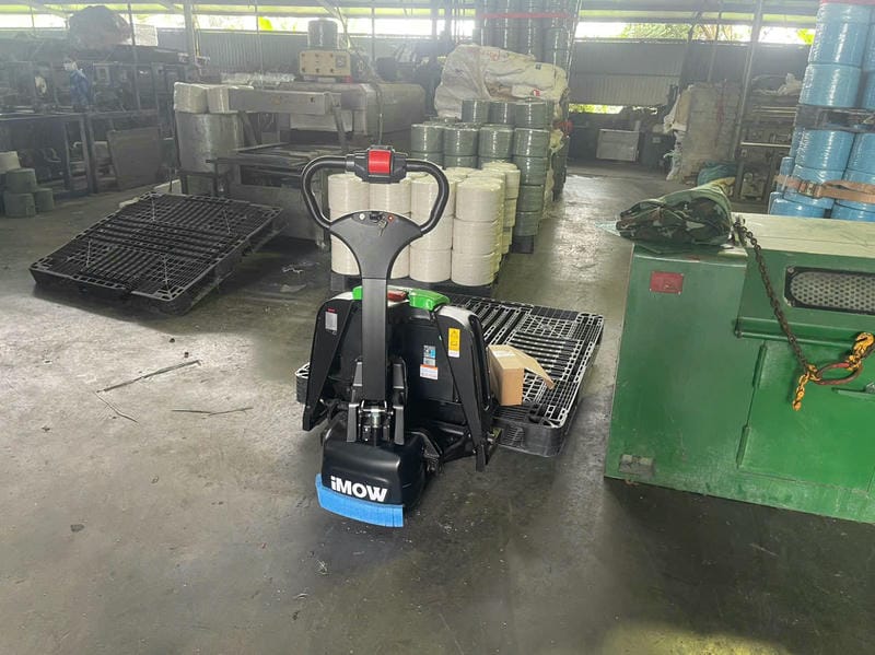 Pallet Truck phù hợp kéo hàng ngang, chiều cao nâng 15cm–20cm, tải trọng 1–3.5 tấn, giá