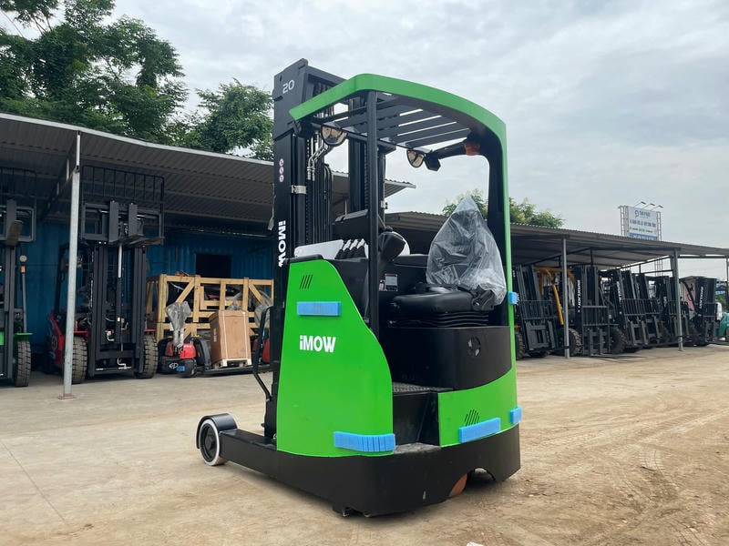 Reach Truck phù hợp kho có kệ cao từ 4m trở lên, nơi cần khai thác