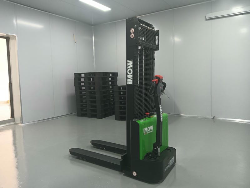 Xe nâng tay điện thấp phù hợp kéo pallet ngang mặt sàn, chiều cao nâng chỉ